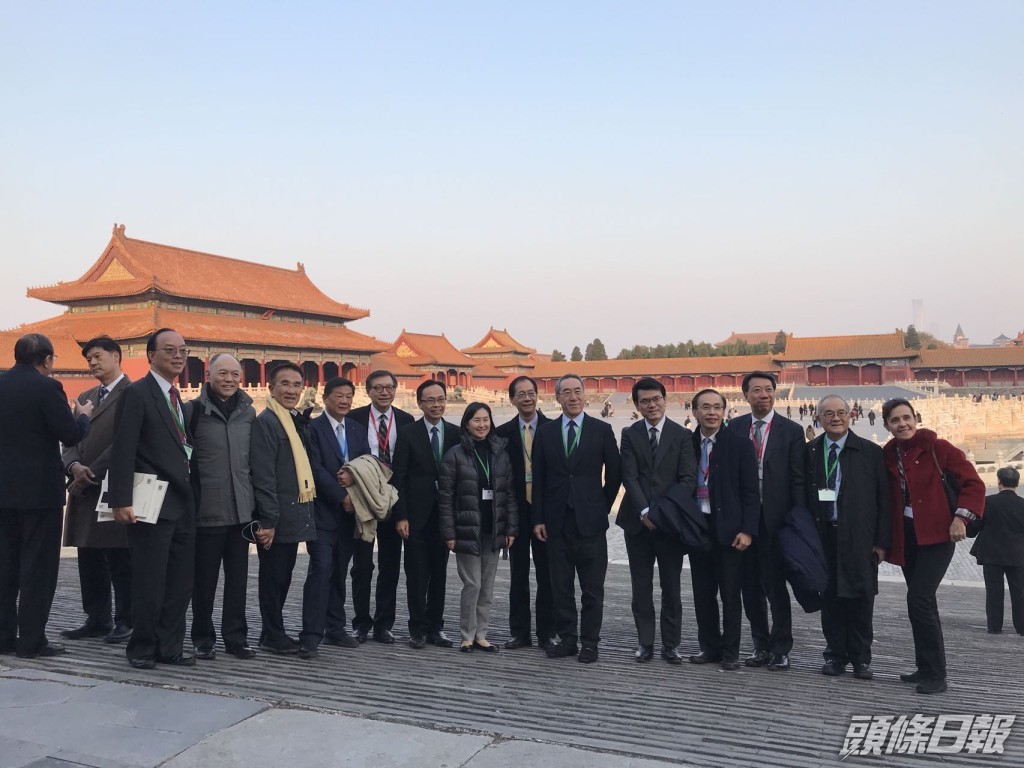 2018年何超瓊（左七）隨國家改革開放40年訪問團到訪北京。
