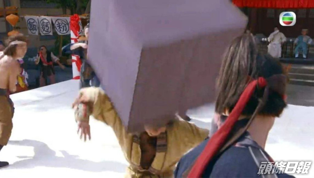 《痞子殿下》其中一幕有重物擊中參賽者的場面。
