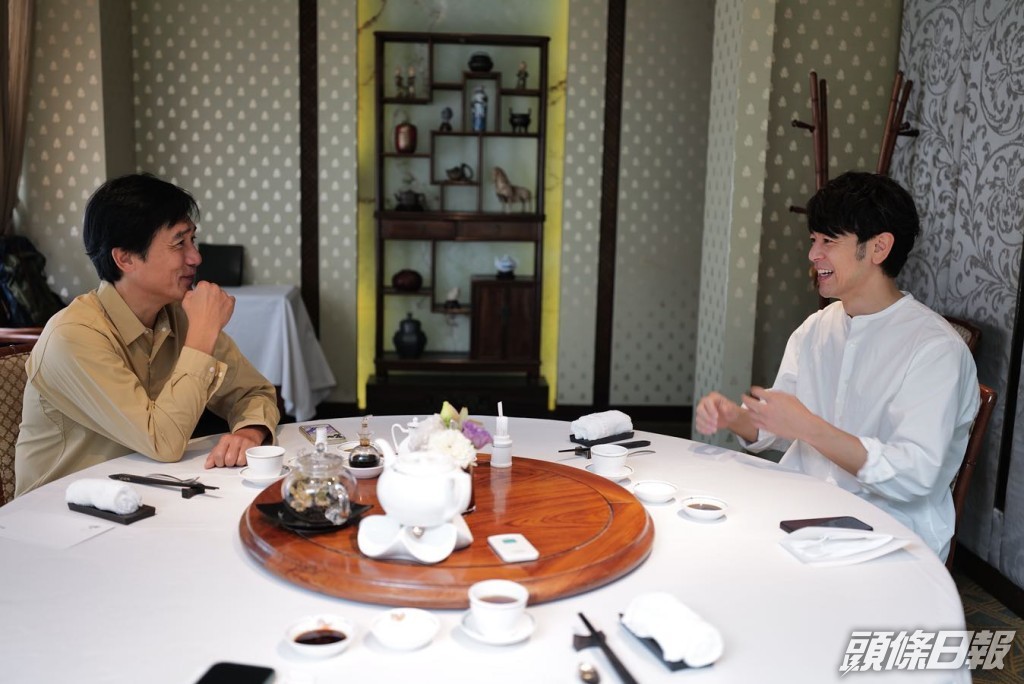 梁朝偉（右）與妻夫木聰飲茶。