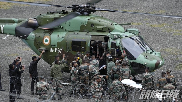 軍方救援人員將傷者送上直升機。AP圖片