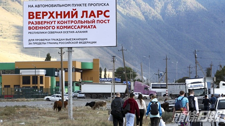 大批俄羅斯民眾湧到與格魯吉亞接壤上拉爾斯口岸打算出境。AP圖片