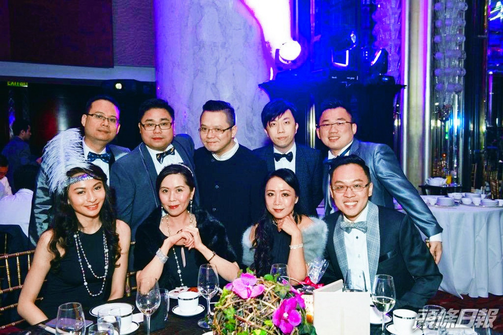 林鈺洧與Winnie及一眾同事參加保險公司晚宴。 (讀者提供圖片) 