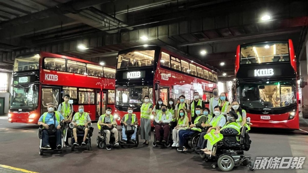 八個傷健團體早前到九巴九龍灣車廠，試用於輪椅停泊區新裝設的扶手並提供意見。九巴圖片
