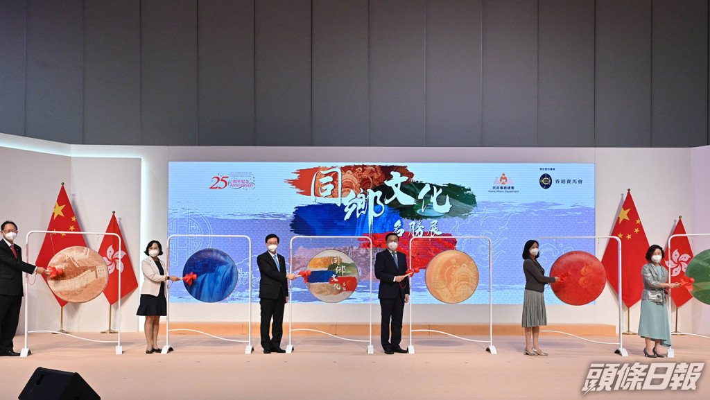 左起：陳南祿、麥美娟、李家超、何靖、林雪麗和張趙凱渝主持典禮。政府圖片