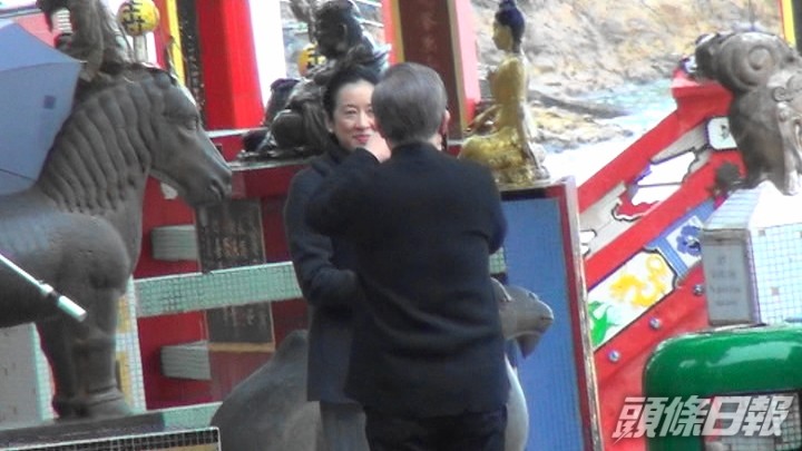朱玲玲十足觀光客,忍唔住除口罩影相留念,隨後即戴返口罩。