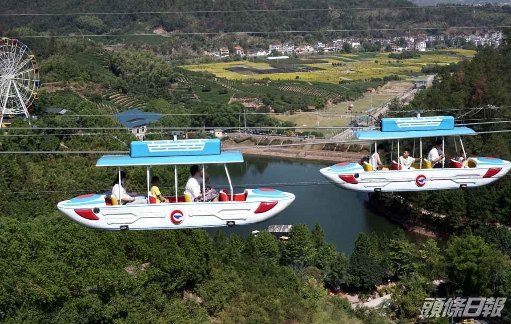 遊客在浙江省武義縣七旗山景區體驗「空中飛船」。新華社圖片