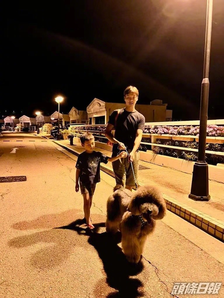 陳偉霆返港期間，還會帶愛犬在家附近散步。