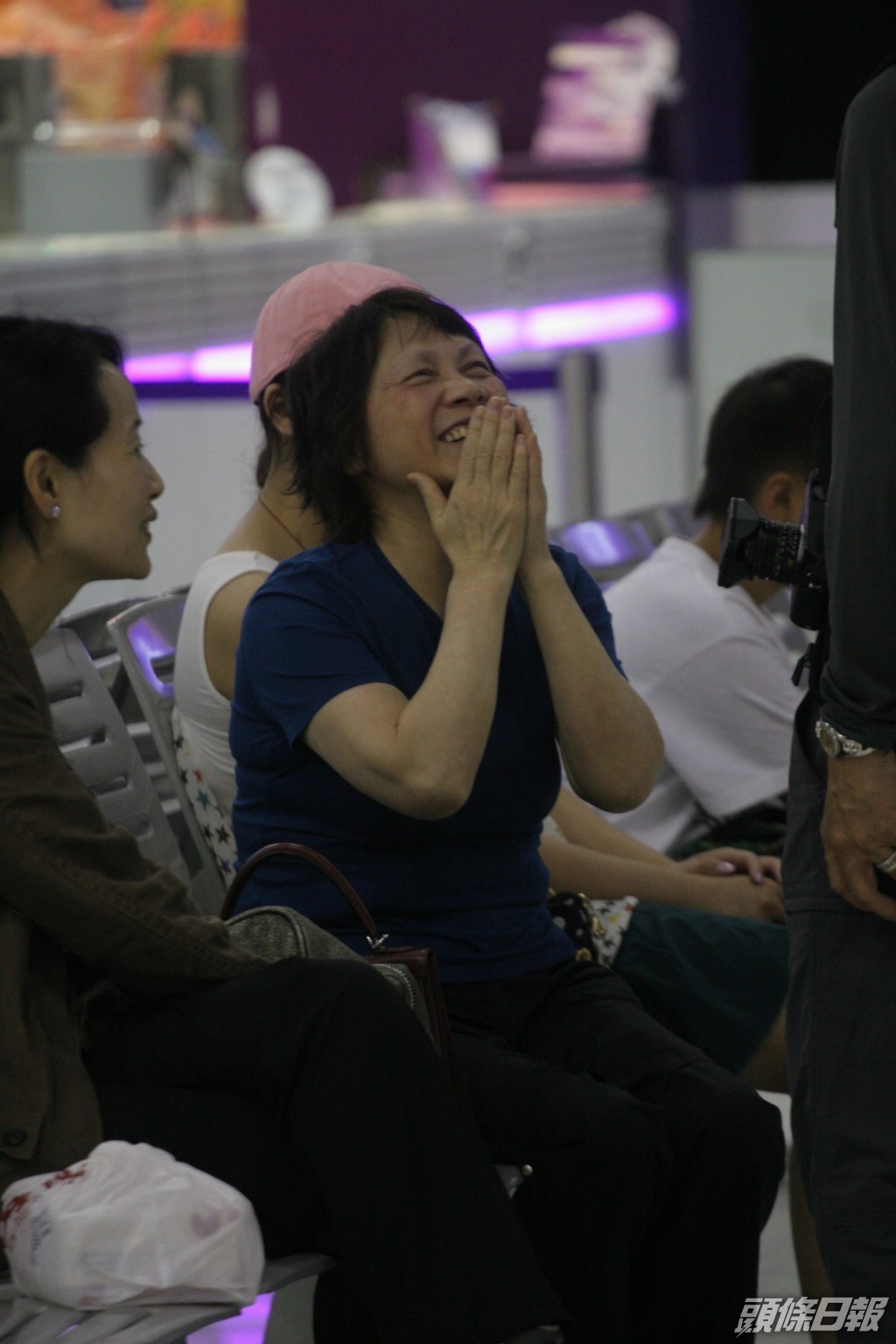 劉嘉玲媽媽曾在機場被記者拍到，前往參加女兒在不丹舉行的婚禮。