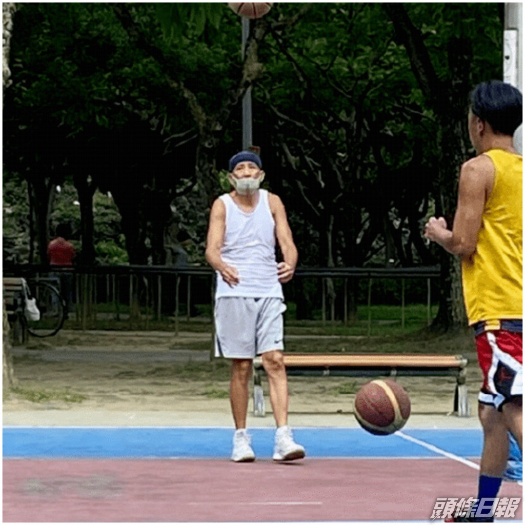 近日有網民野生捕獲秦漢在街場打籃球
