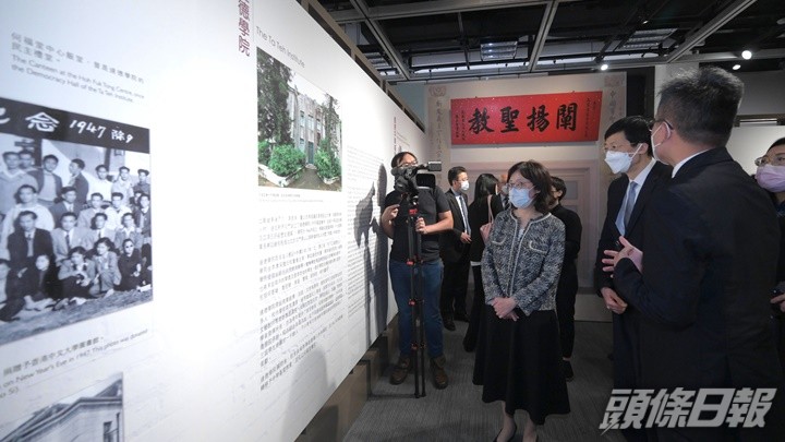 甯漢豪與陸進一同觀賞展品。政府新聞處圖片