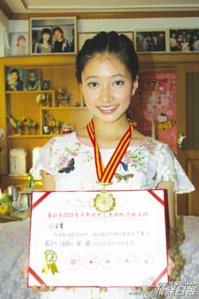 劉溫馨畢業於中央戲劇學院表演系。