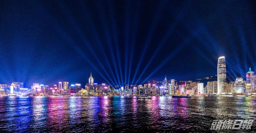 為慶祝香港特別行政區成立25周年，香港旅遊發展局特別呈獻「維港光影匯演」。