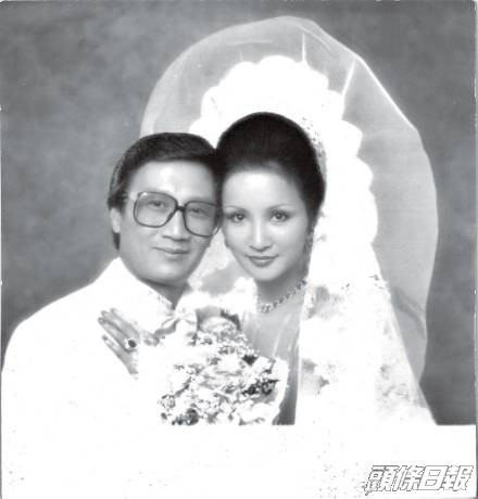 謝賢1978年初開始追求「拉姑」狄波拉，一年後兩人共諧連理。