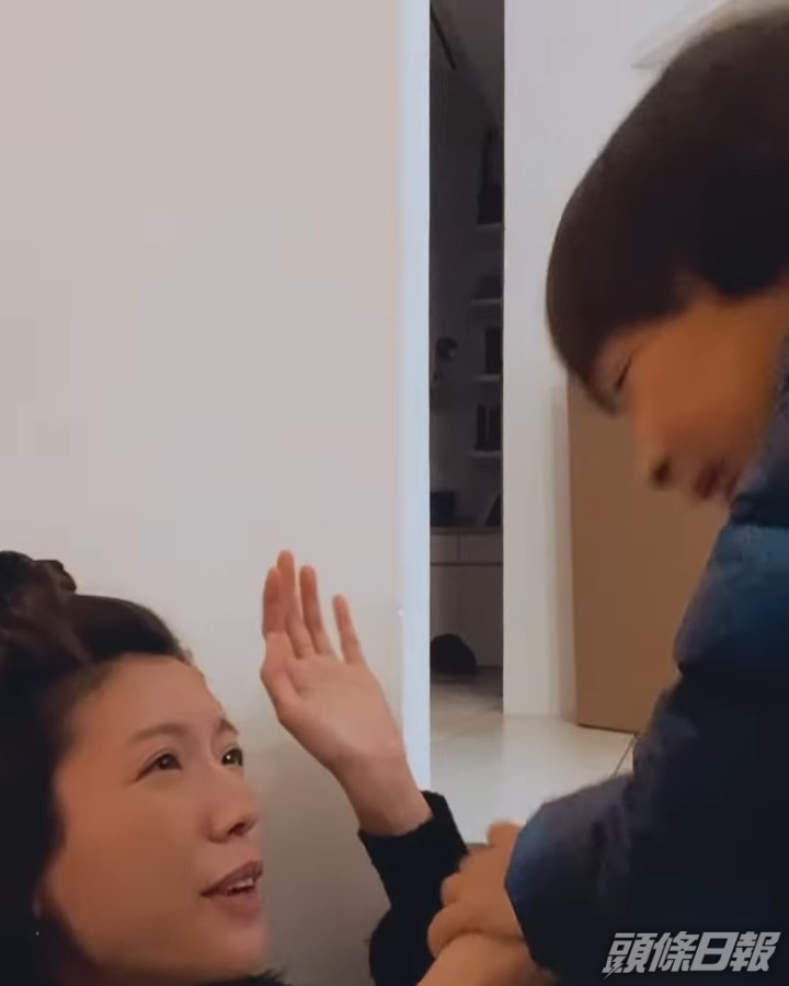 跟賴慰玲囝囝玩到哈哈大笑。