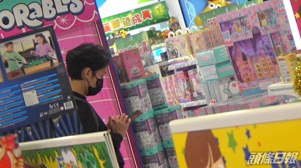 麥秋成拿出手機應找湯怡問意見。