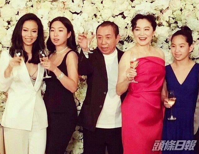 青霞和影迷接觸也直接影響與女兒及家人的關係。