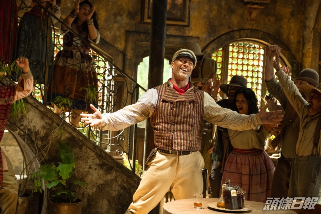 狄維莊遜除了演戲外，部分收入來自賣酒。