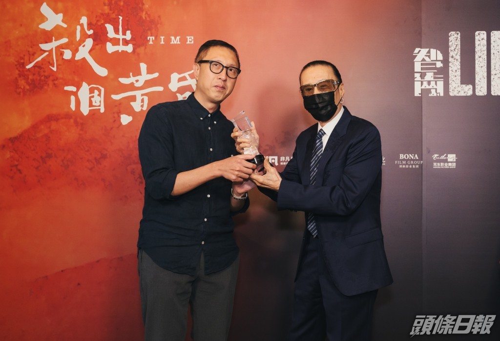 莊文強即場公佈謝賢、劉雅瑟分別獲選「香港電影導演會」2021年度「最佳男主角」及「最佳女主角」。