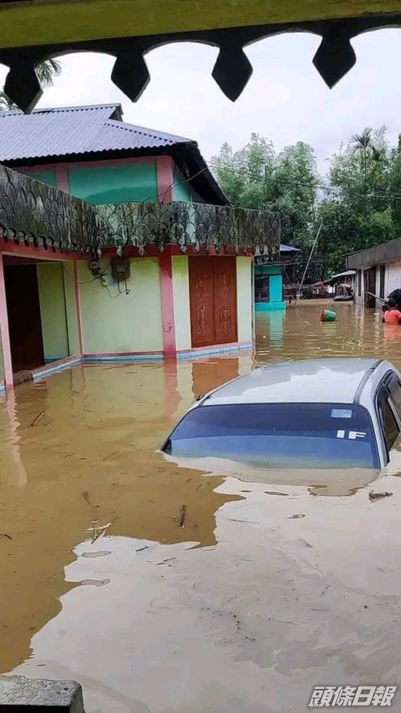 在印度有洪水沖破堤岸將村莊淹沒。twitter