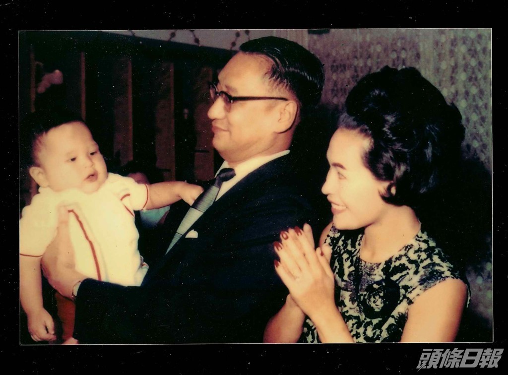 1955年黃夏蕙開始踏足影壇，不過之後與胡百全拍拖而退出，後來為對方誕下四子兩女，多年來胡百全亦對黃夏蕙照顧有加。