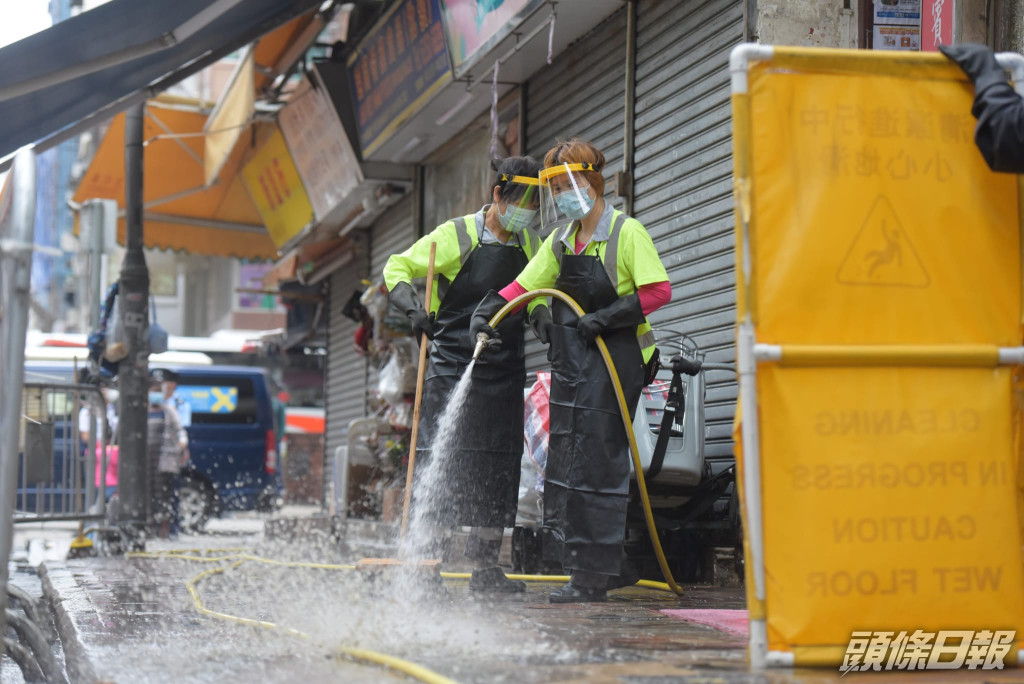 清潔工以強力水槍洗街。