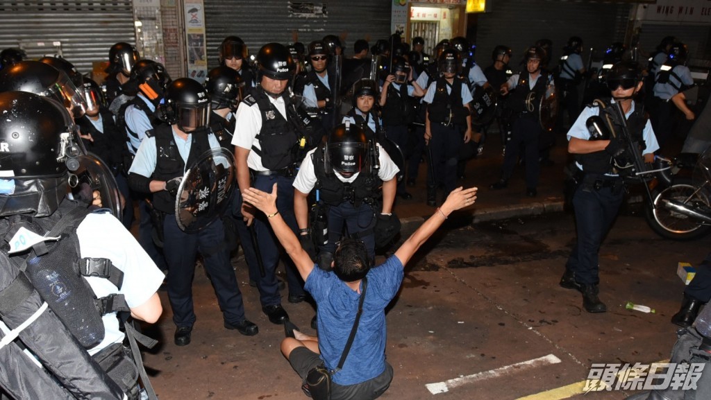 2019年8月29日數十名示威者圍堵深水埗警署，警方驅散。資料圖片