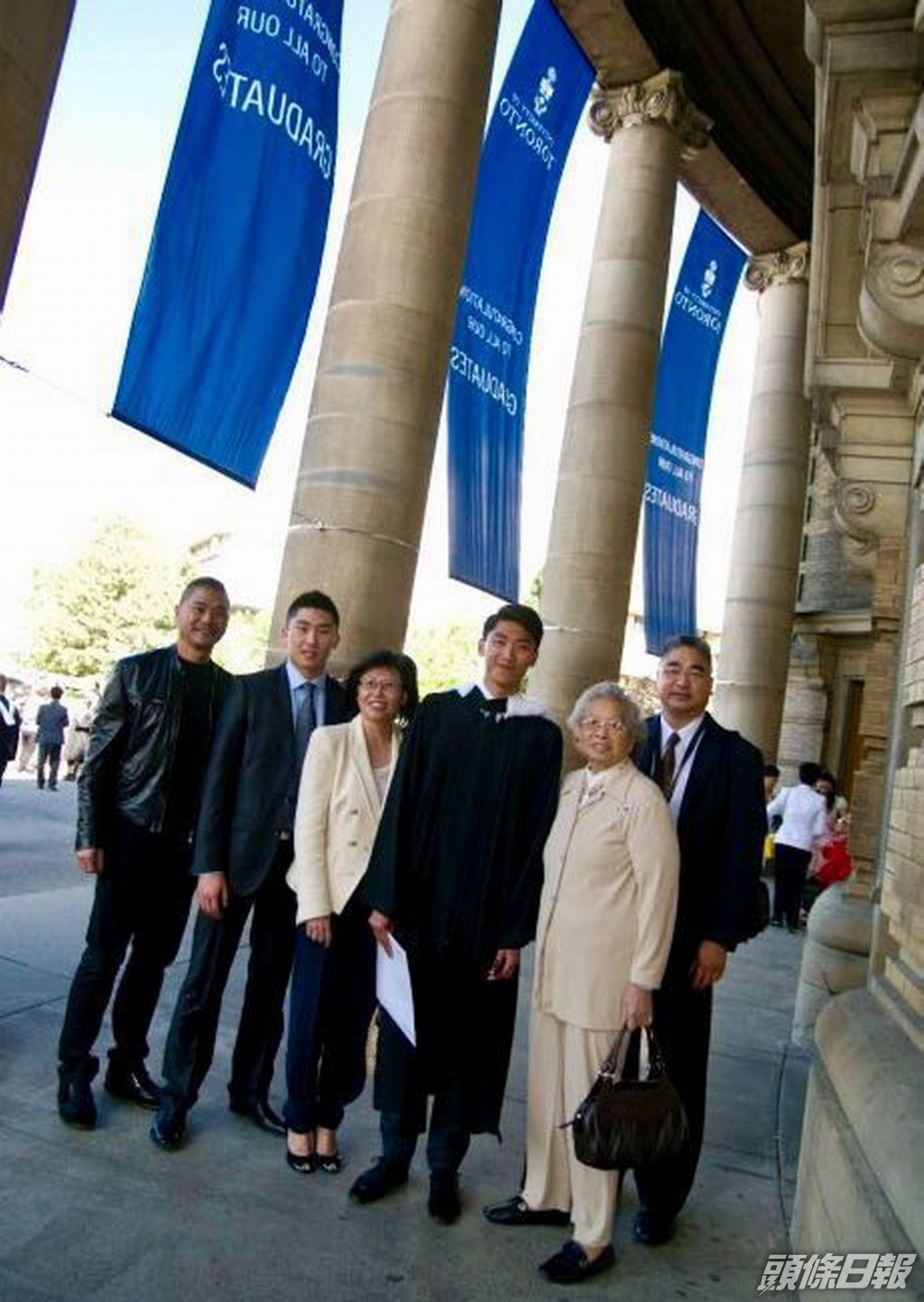 母親最後一次回多倫多參加孫兒大學畢業禮。鄧達智(左一)、母親(右二)、二弟 (右一)同行，二弟個樣似北京人。
