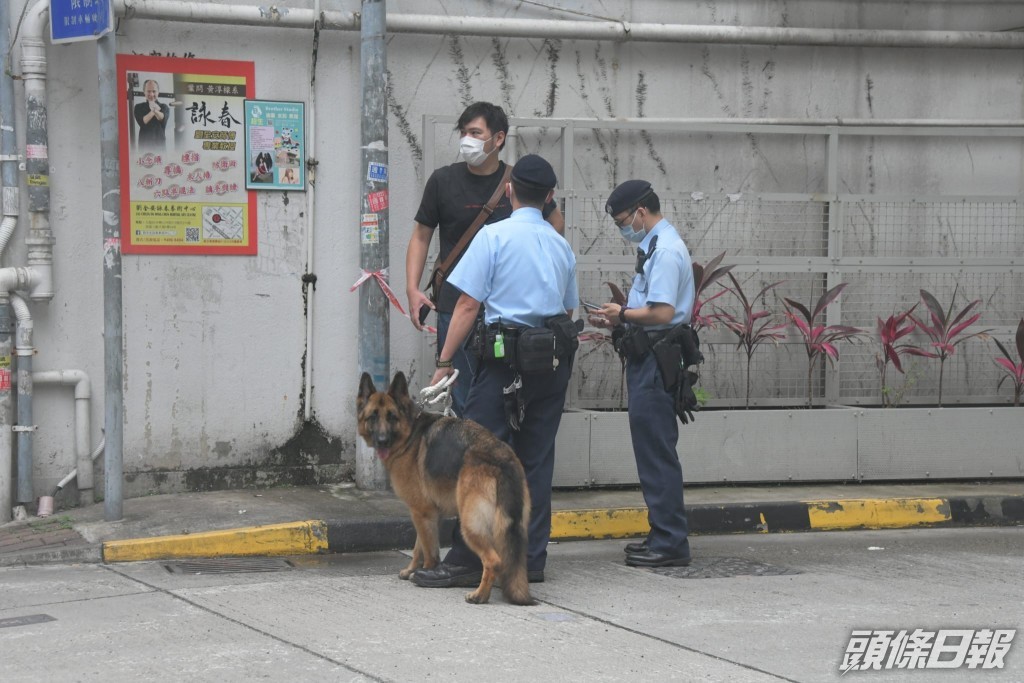 警員帶同警犬加強在邨內巡邏。梁國峰攝