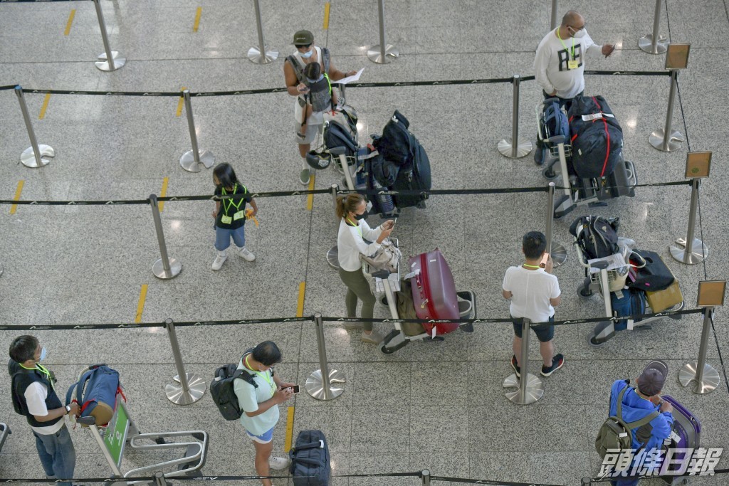 政府正考慮旅客在機場進行核酸檢測後直接回到住處。資料圖片