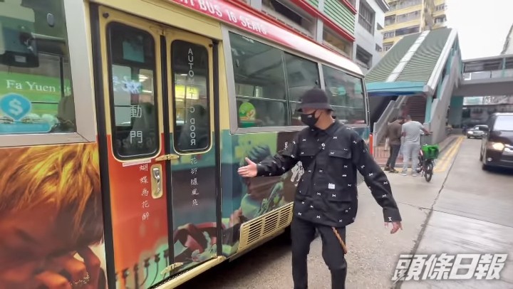 指手劃腳好鬼開心。