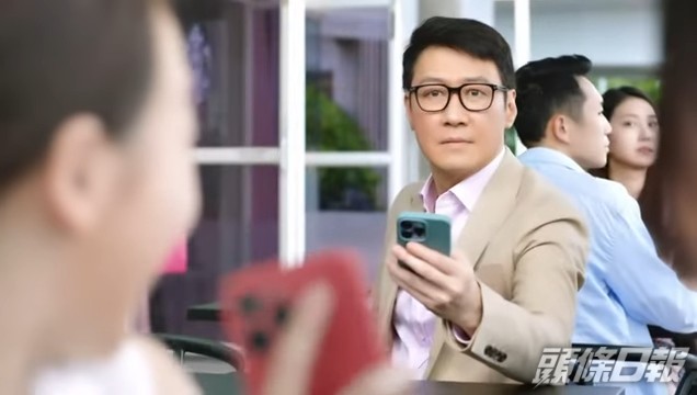相望而笑。