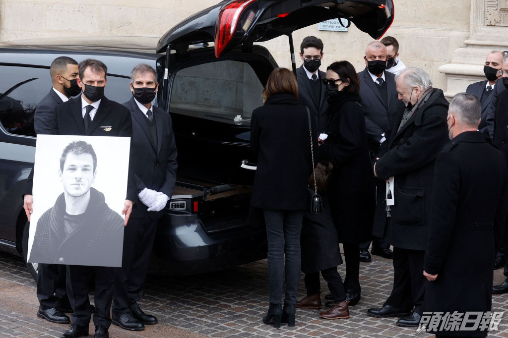 Gaspard的女友及兒子目送靈柩放上靈車。
