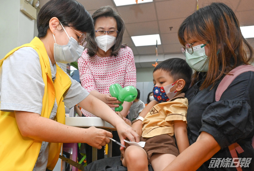 楊何蓓茵視察兒童接種疫苗。政府新聞處圖片