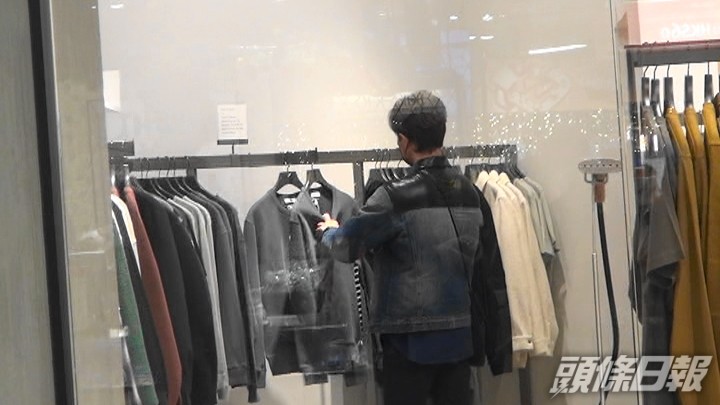 話晒有兩個細路要養,Shaun睇啱款都睇埋價錢,價錢唔啱惟有擺返低。