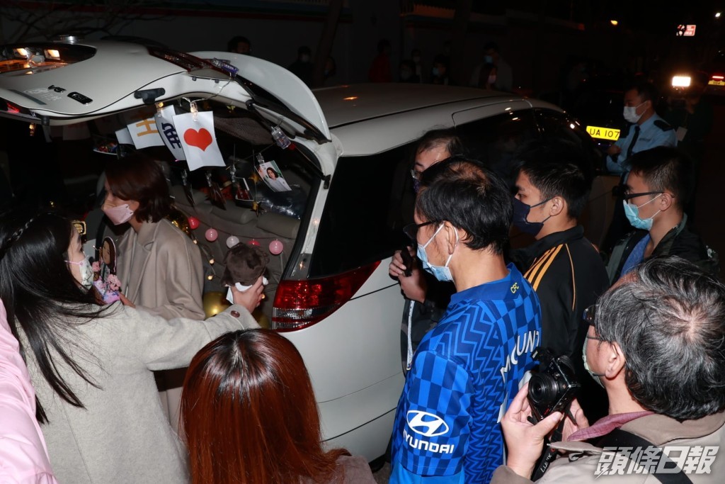 嘉欣有fans把私家車車尾廂擺放應援物品為她打氣。