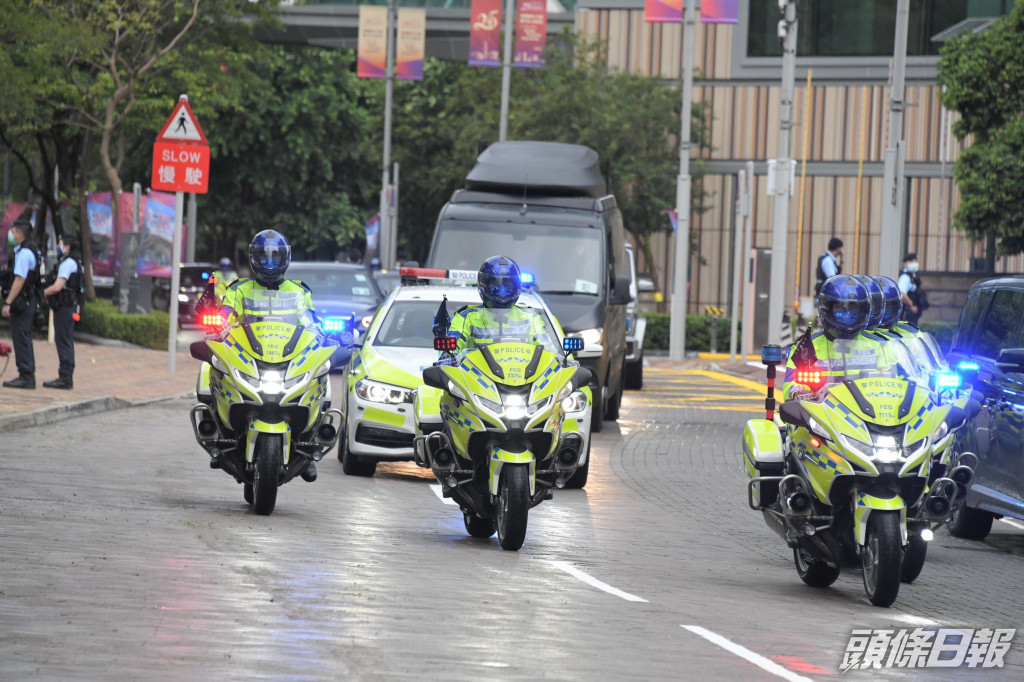 警方車隊護送習近平座駕抵達科學園。