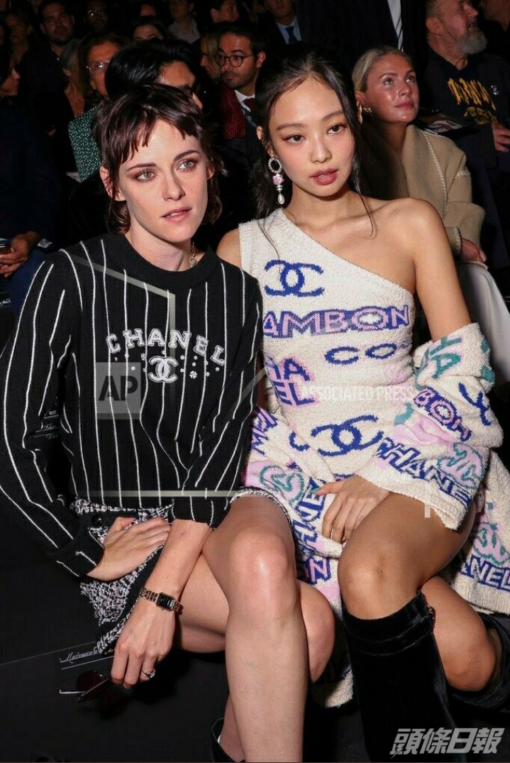 Jennie（右）與姬絲汀亮相巴黎時裝騷。