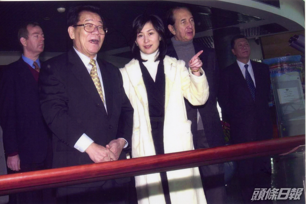 何超瓊同父親接待到訪澳門的前政協主席李瑞環。