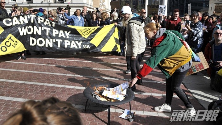 英國連日有民眾示威抗議物價上漲，有人更發起拒交帳單運動。AP圖片