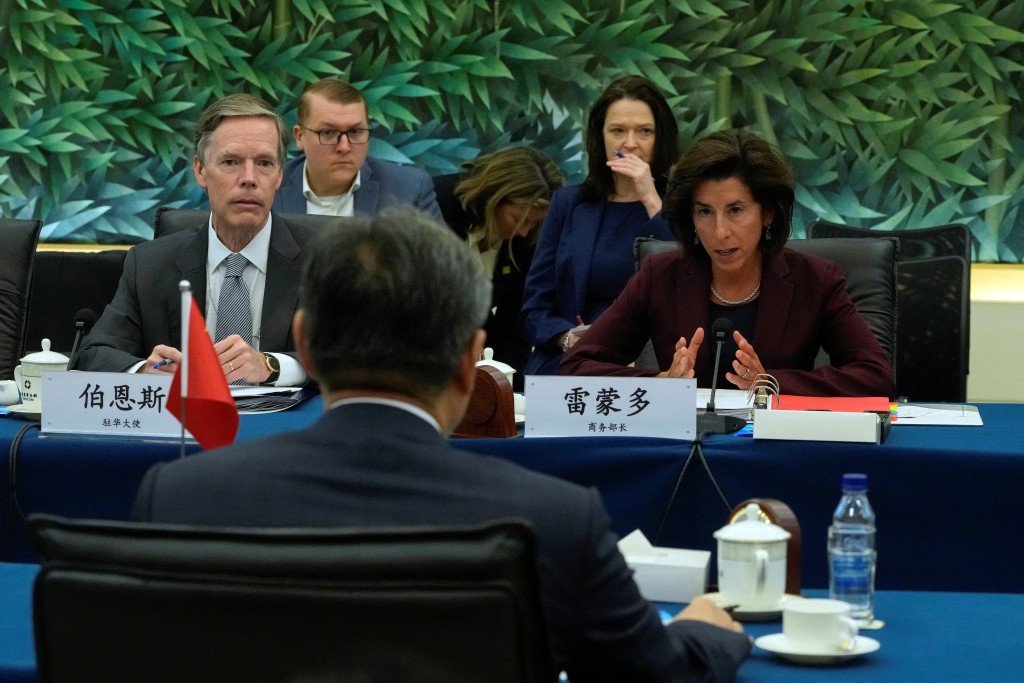 8月28日上午，商務部部長王文濤在北京會見美國商務部長雷蒙多（右），美國駐華大使伯恩斯坐在她旁邊（左）。路透社