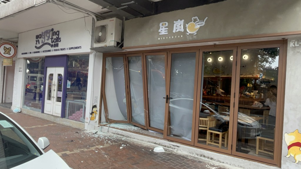 餐厅玻璃门损毁，玻璃碎满地。
