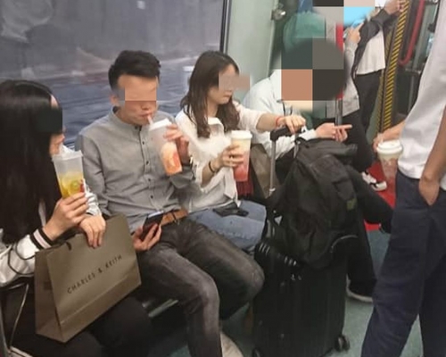 4名疑似內地遊客在港鐵車廂公然邊喝飲料邊聊天。 Facebook群組「Tai Po 大埔」圖片