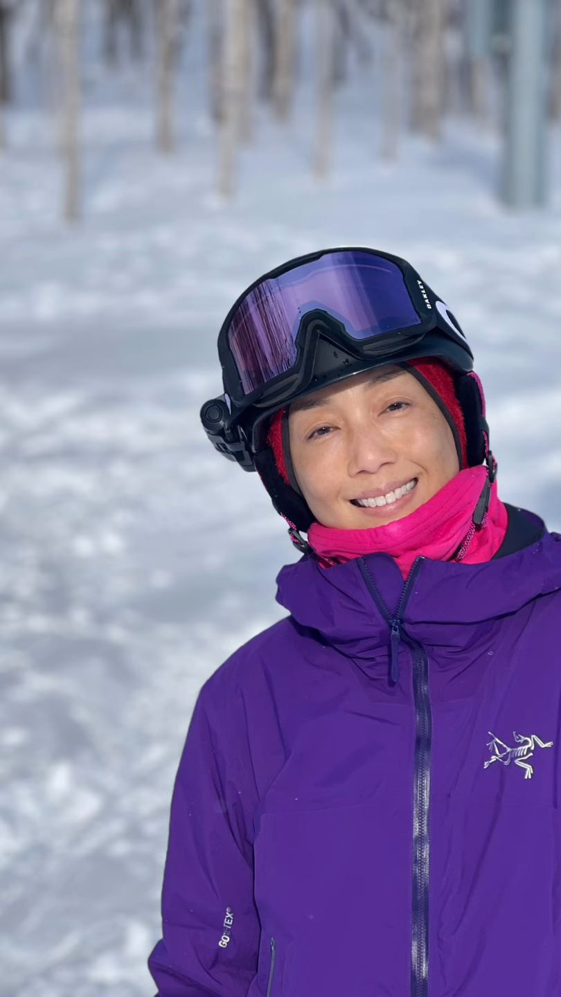 江美儀上月中去二世古滑雪時，選穿Arc'teryx外套及OAKLEY滑雪鏡。