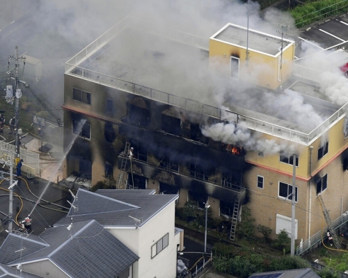 日本京都動畫公司的工作室陷入大火。AP圖片