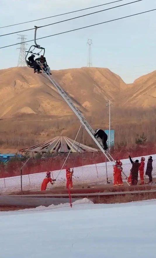 蘭州纜車停電，過百遊客被困，救援人員正在施救。