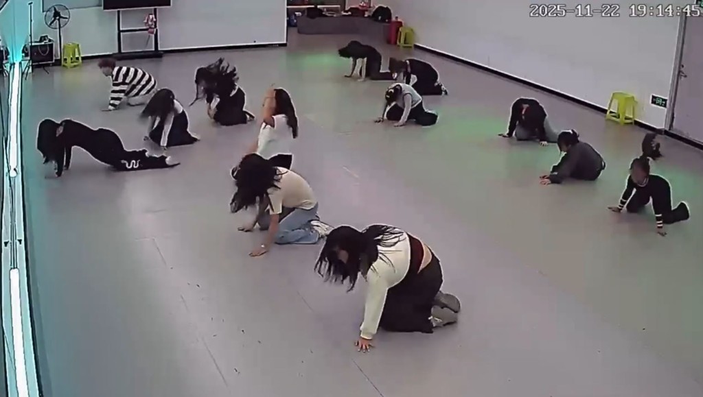 舞蹈老師（前)突然暈倒，學員以為是新動作迅速照跟做。抖音＠與尤物