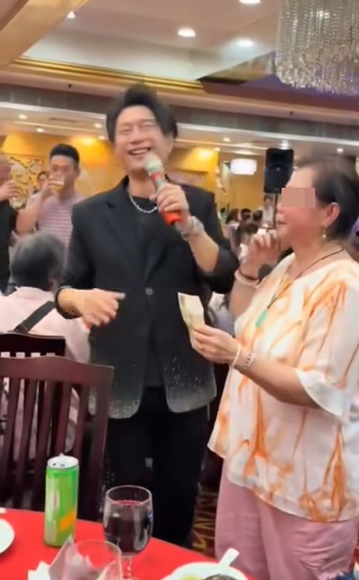 熱情女士再示意禢振華親她。 熱情女士再示意禢振華親她。