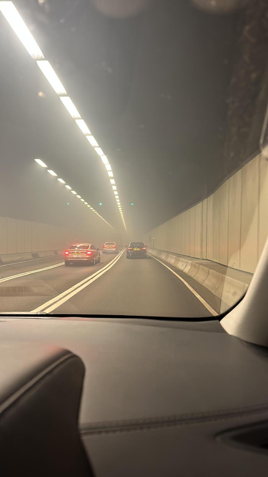 西隧管道內煙霧瀰漫。網上圖片