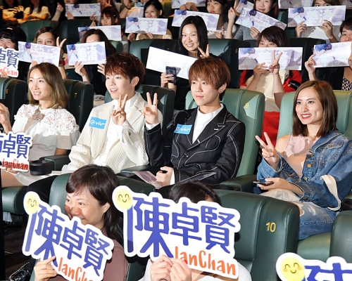 姜濤(右二)及陳卓賢(右三)出席音樂電影《戀愛要在生日前》首映。