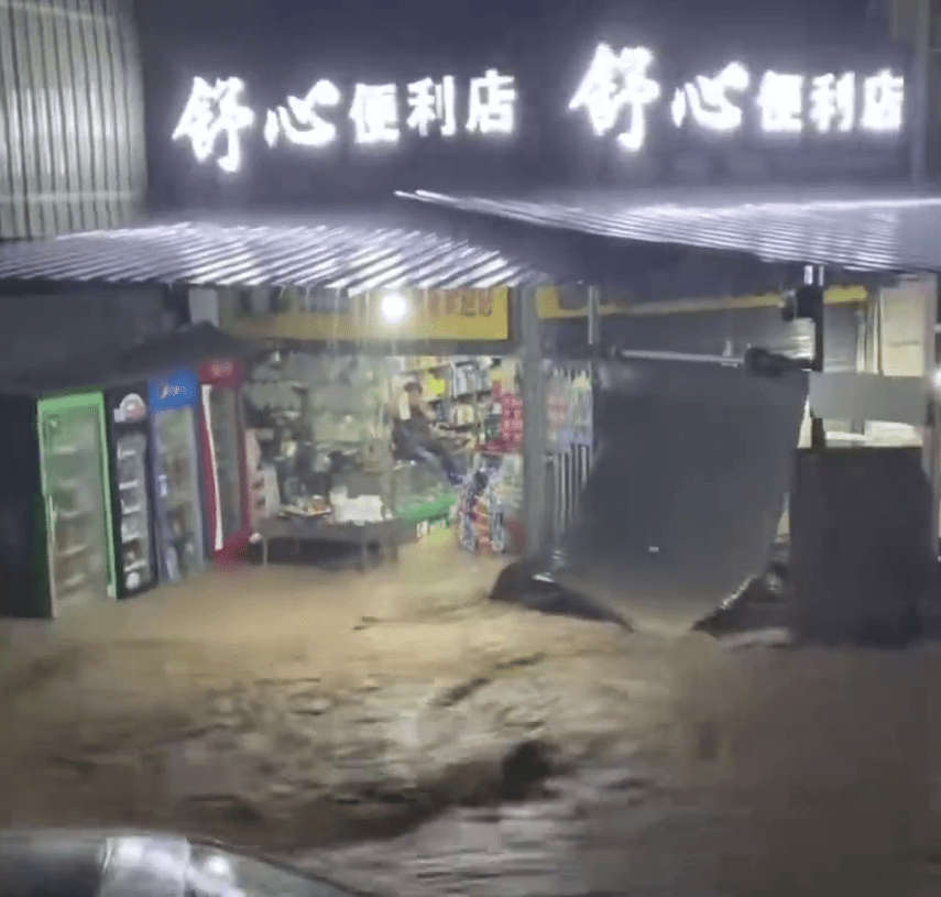 湖北咸豐暴雨，店舖被淹。